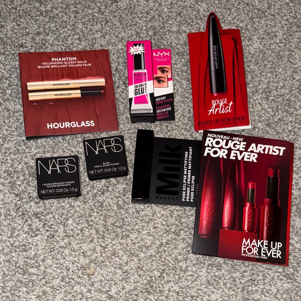 NWT Makeup deluxe mini and sample bundle